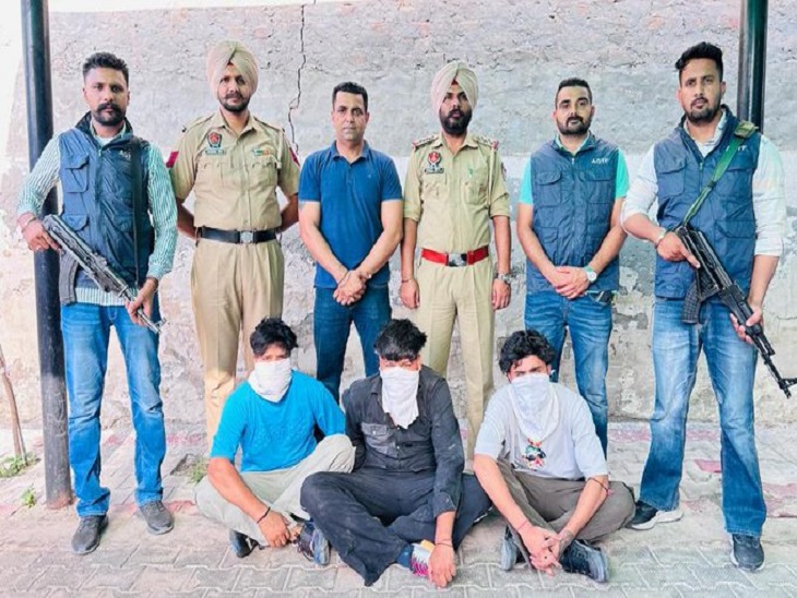 पंजाब पुलिस द्वारा अरेस्ट तीन बदमाश। इनसे काफी मात्रा में हथियार व अन्य सामान बरामद। - Dainik Bhaskar