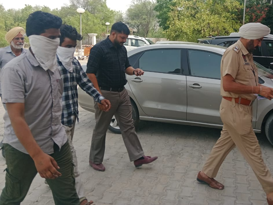 पंजाब पटाखा फैक्ट्री में बारूद सप्लाई करने के आरोपी प्रशांत गोयल को कोर्ट में पेश करने लेकर जाती पंजाब पुलिस। - Dainik Bhaskar