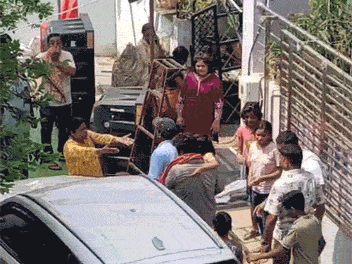 एएसपी आकाश राव की शहादत की सूचना मिलने पर परिजन घर पहुंचने लगे हैं।