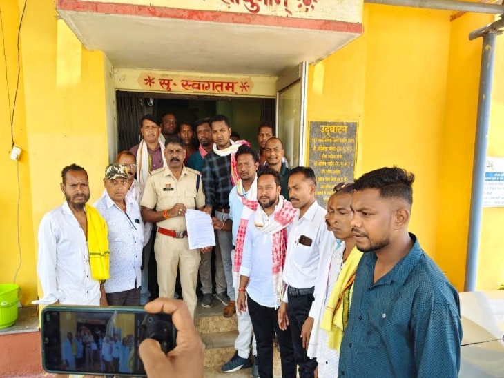 आदिवासी समाज ने एससी-एसटी एक्ट की धारा लगाने की मांग की है।