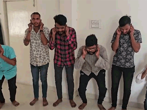 पुलिस ने आरोपियों से उठक-बैठक कराकर उनसे माफी मंगवाई और उनका वीडियो अपलोड किया।