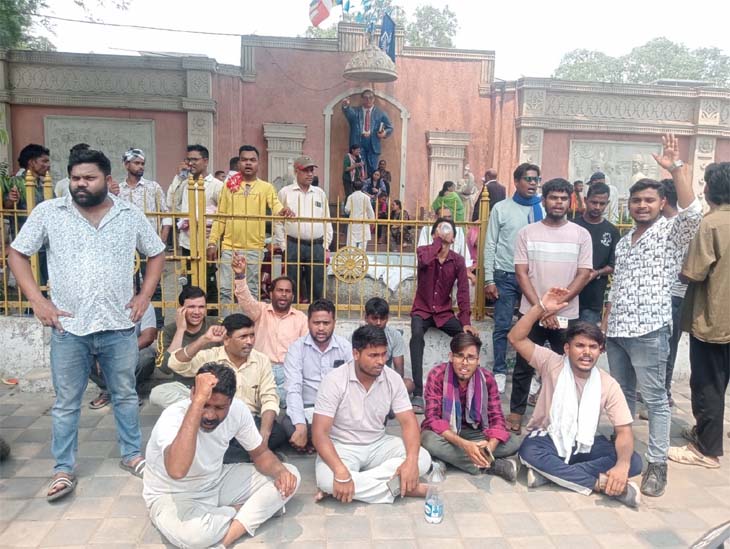 जमीन में बैठकर जमकर नारेबाजी करते हुए दोषियों पर कार्रवाई की मांग की जा रही