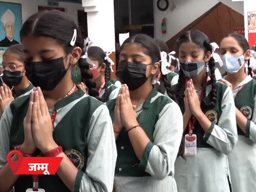 जम्मू के एक स्कूल में मास्क पहनकर मॉर्निंग प्रेयर करते बच्चे। कर्नाटक में रायचूर के रिम्स हॉस्पिटल में कोविड वार्ड बनाया गया है।