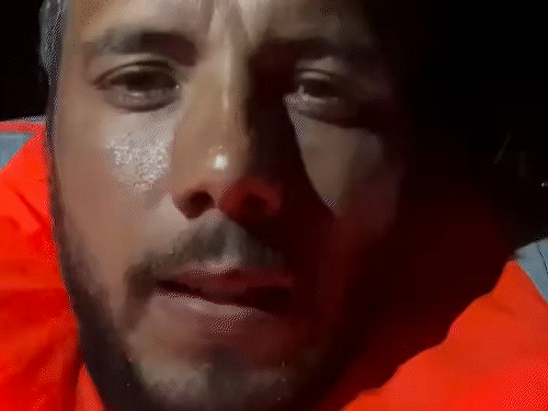 जहाज पर मौजूद एक कार्यकर्ता ने वीडियो जारी कर इजराइली सैनिकों के कब्जे की पुष्टि की।