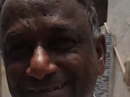 भास्कर की टीम जब एएसपी आकाश राव के चाचा से बात करने की कोशिश की उनके आंसू छलक आए।