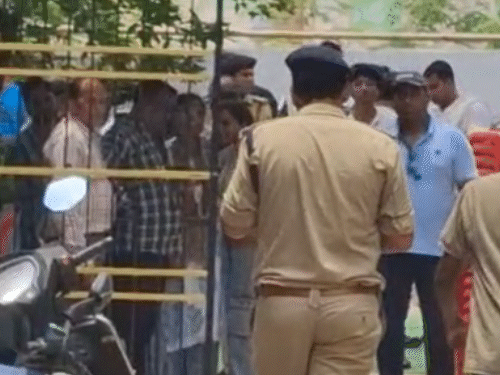 रायपुर में एएसपी आकाश राव के घर अफसर पहुंचे तो परिजन बिलख पड़े।