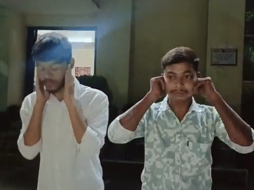 थाना के सामने युवकों को कान पकड़कर उठक-बैठक करवाया गया।