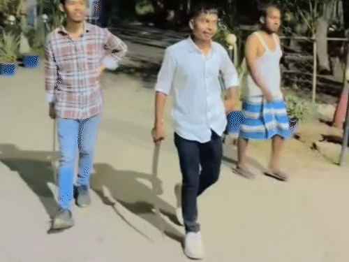 रायगढ़ में 2 युवक तलवार लेकर थाने पहुंच गए थे।