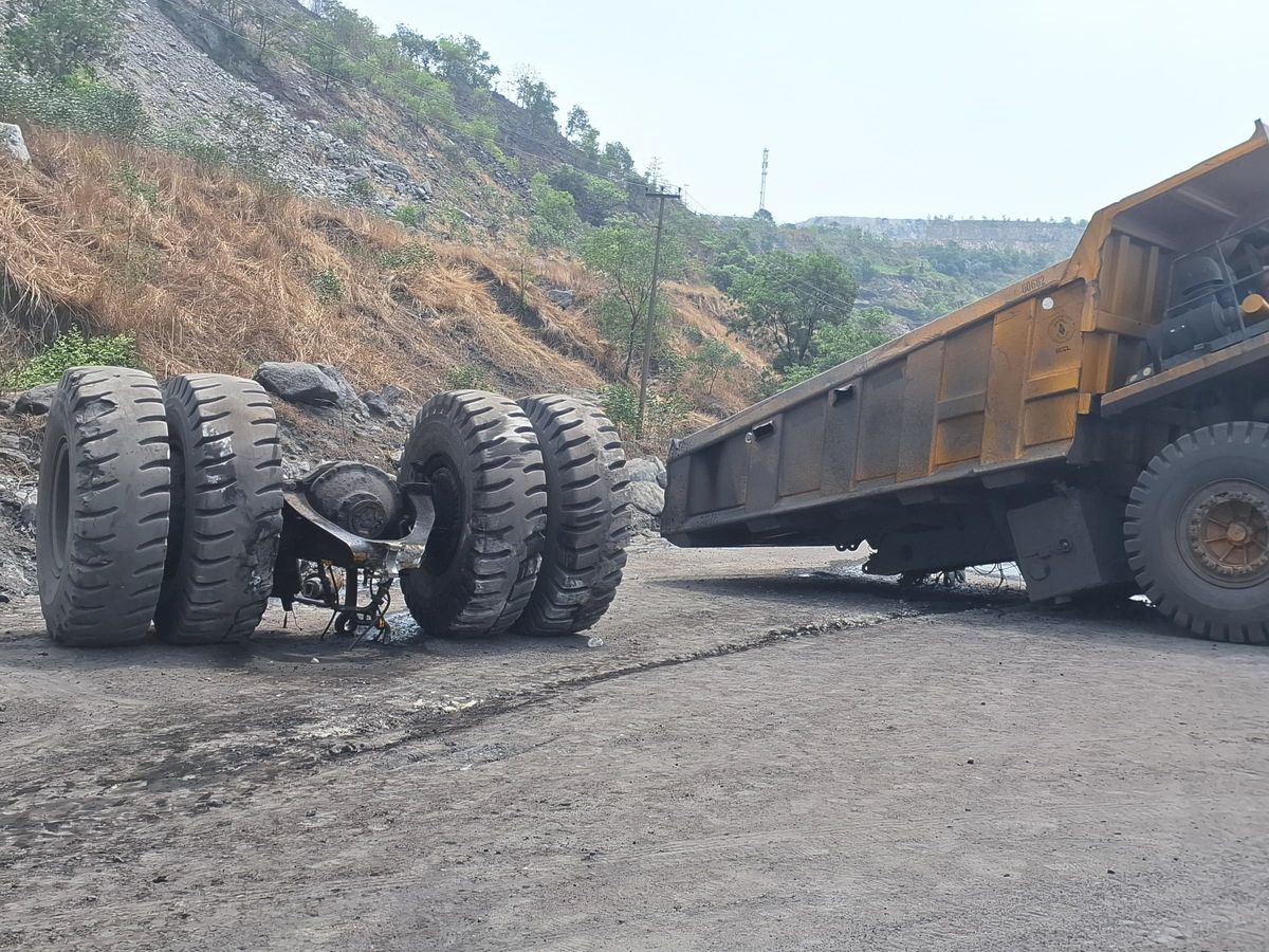 हादसे में डंपर ड्राइवर को चोट आई थी।