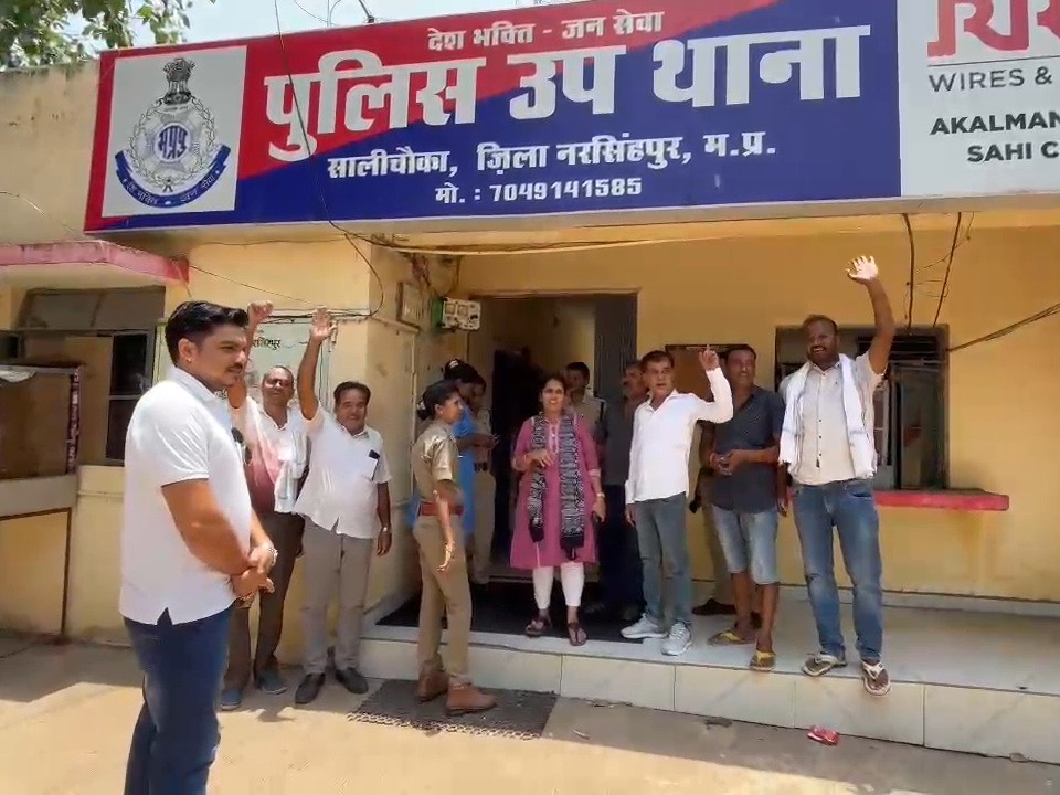 पुलिस थाने में नजरबंद किसान और कांग्रेस कार्यकर्ता नारेबाजी करते हुए।