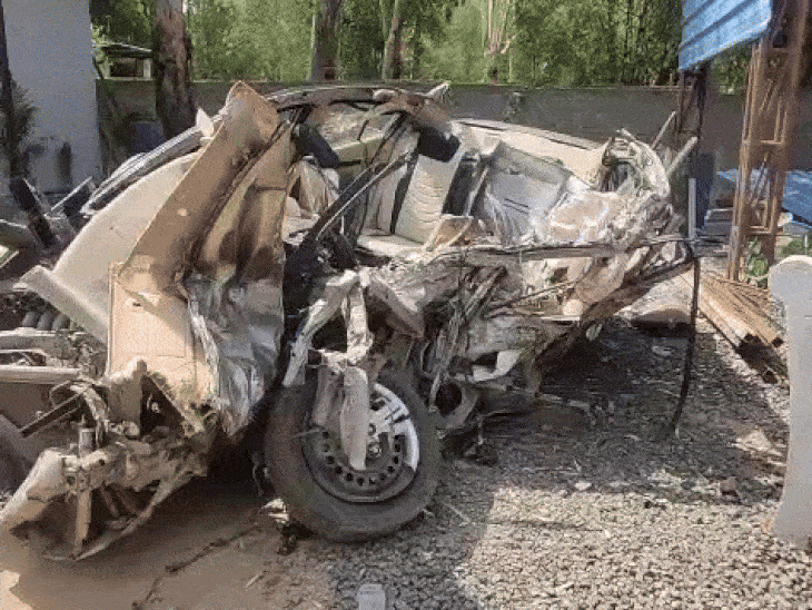 हादसा इतना गंभीर था कि कार की परखच्चे उड़ गए।