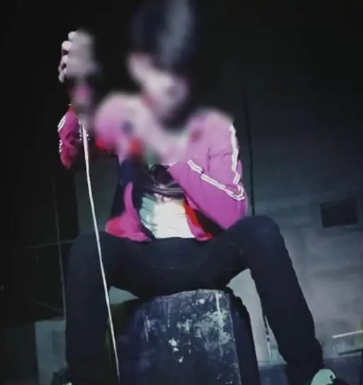 तलवार और चाकू के साथ कुछ नाबालिग भी ऐसी फोटो सोशल मीडिया पर डाल रहे हैं।