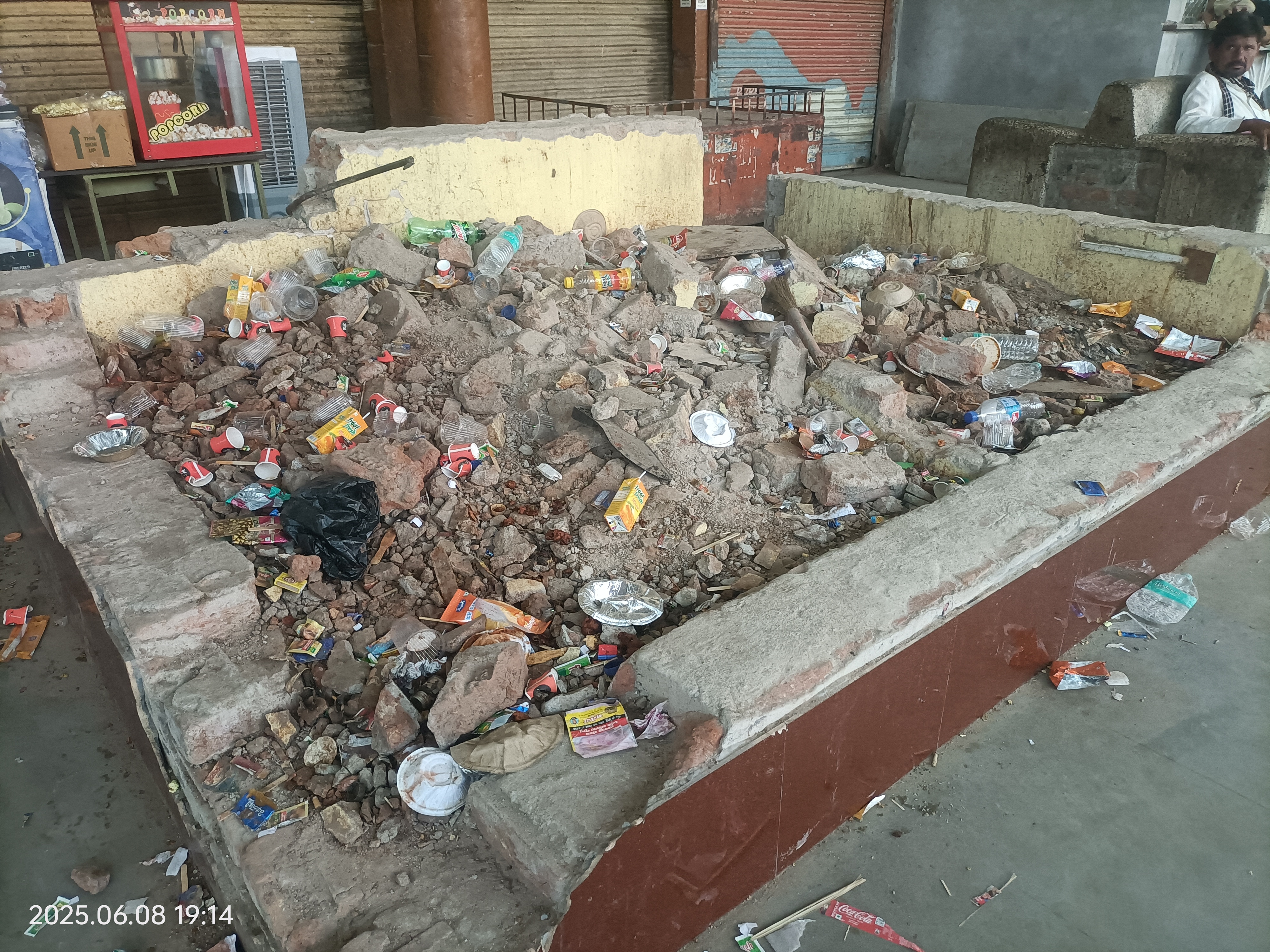 स्टैंड पर बिखरा मलबा