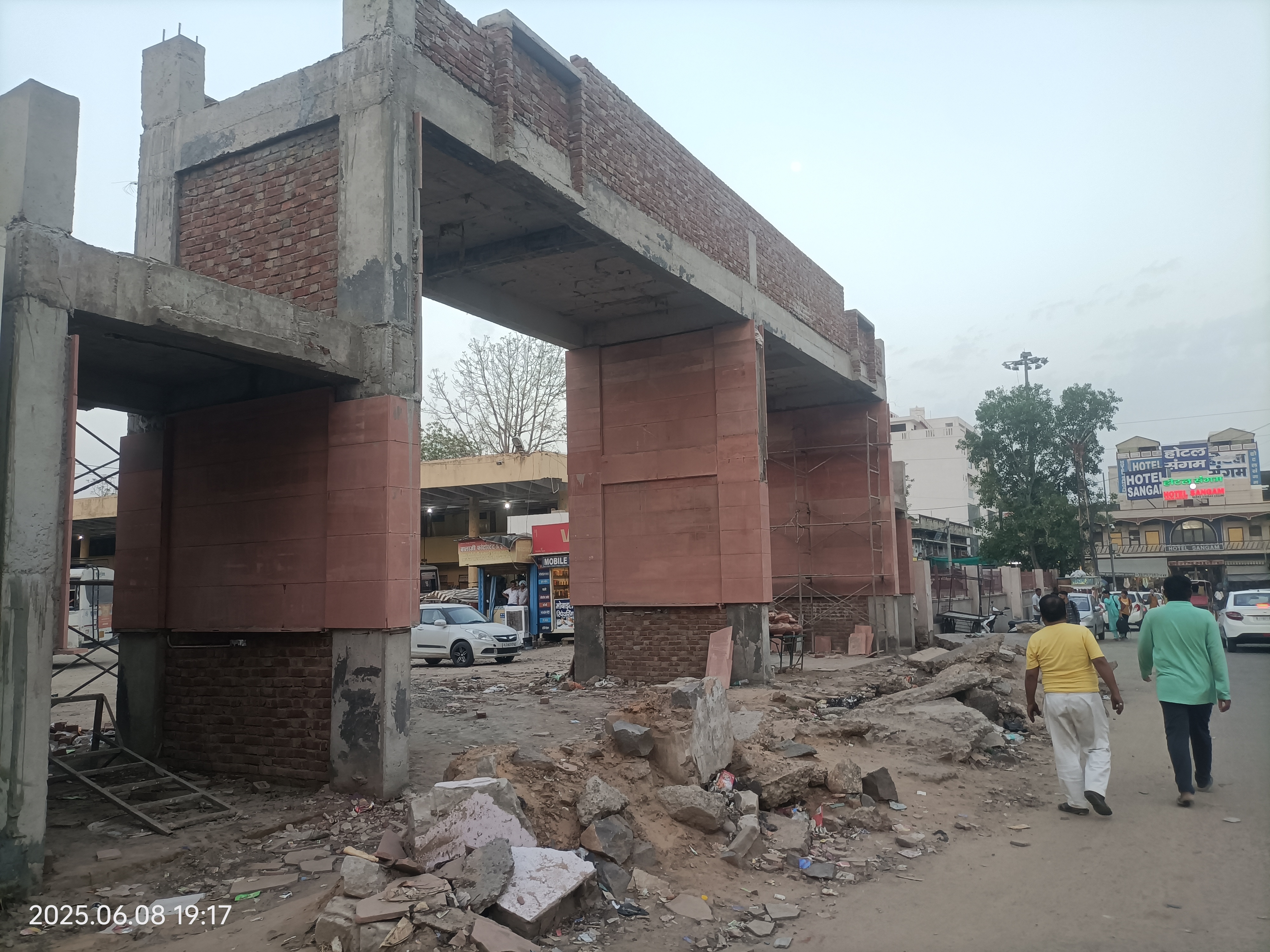 अधूरा पड़ा निर्माण आवाजाही में परेशानी