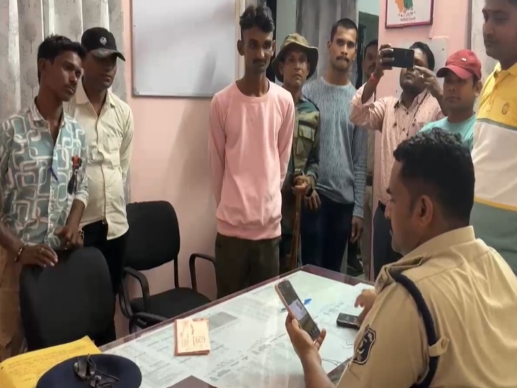 पुलिस ने आरोपियों का मोबाइल भी चेक किया।