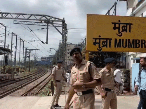 मुंब्रा स्टेशन का ट्रैक, जिस पर यात्रियों के शव नजर आ रहे हैं।