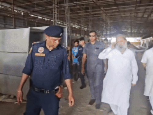 फोन पर बात करते कैबिनेट मंत्री अनिल विज का फाइल फोटो - Dainik Bhaskar