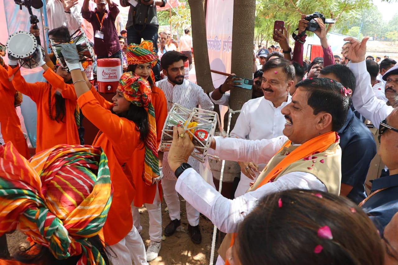 सीएम ने महिलाओं की डमरू टीम के साथ डमरू बजाया और हर-हर महादेव का जयघोष किया।