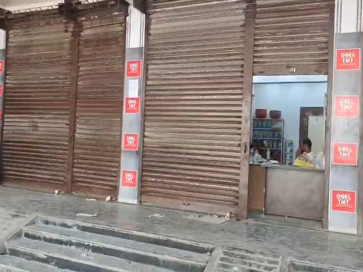 गोदाम में पैक किया जा रहा था नकली धान बीज।