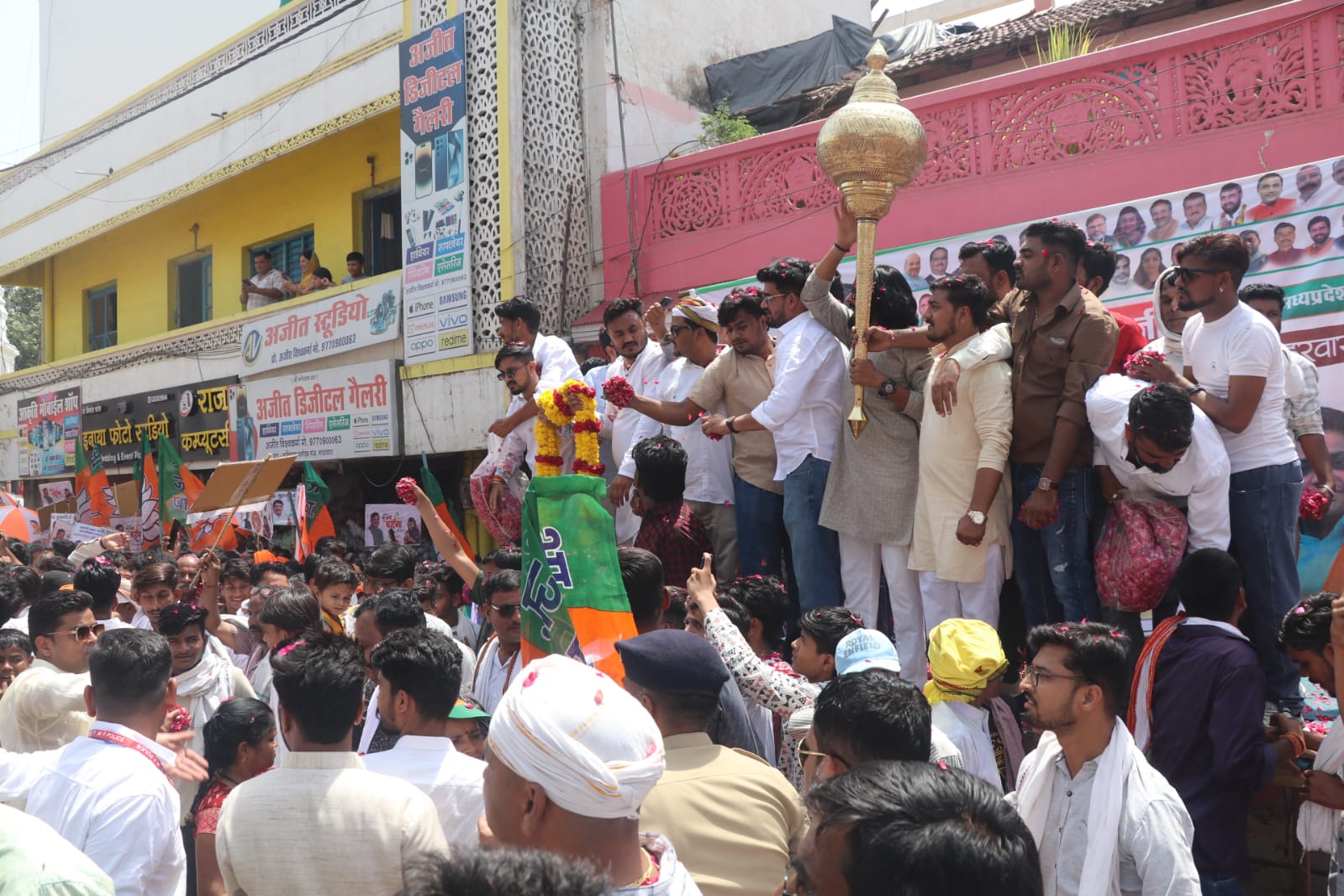 कुछ लोग मुख्यमंत्री के उपहार देने के लिए गदा लेकर आए थे।