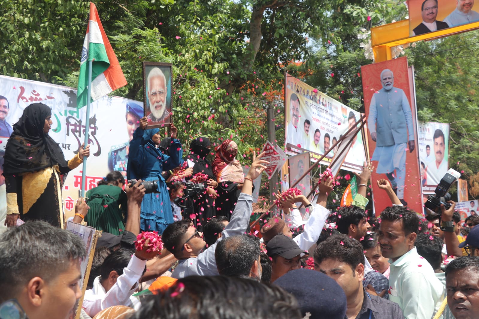 मुख्यमंत्री के स्वागत के लिए खड़े लोग।