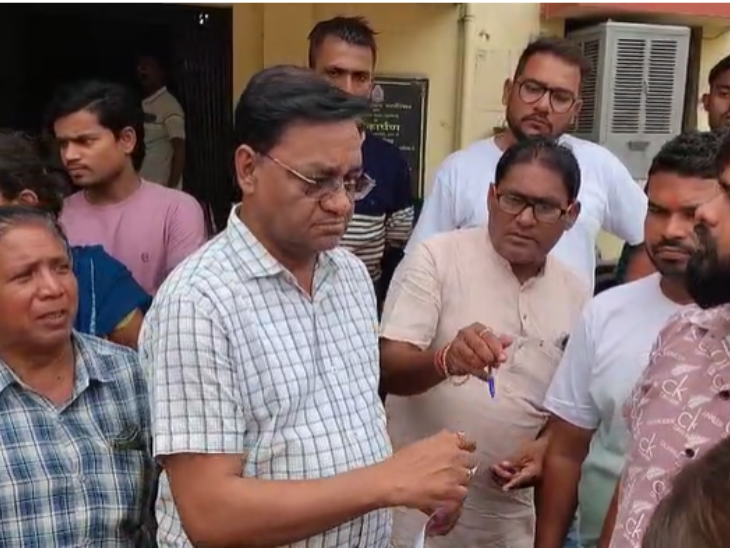 रायपुर CMO ने जांच का आश्वासन दिया। इसके बाद लोग शांत हुए।