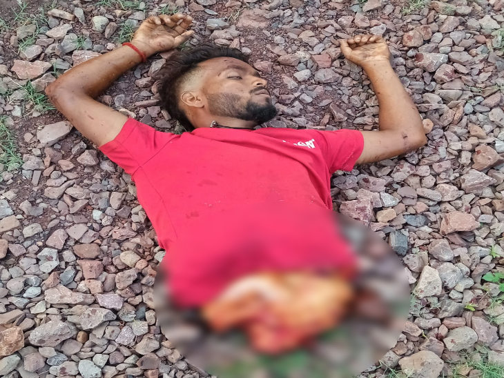 ट्रेन से कटने से युवक का शरीर 2 हिस्सों में बंट गया।