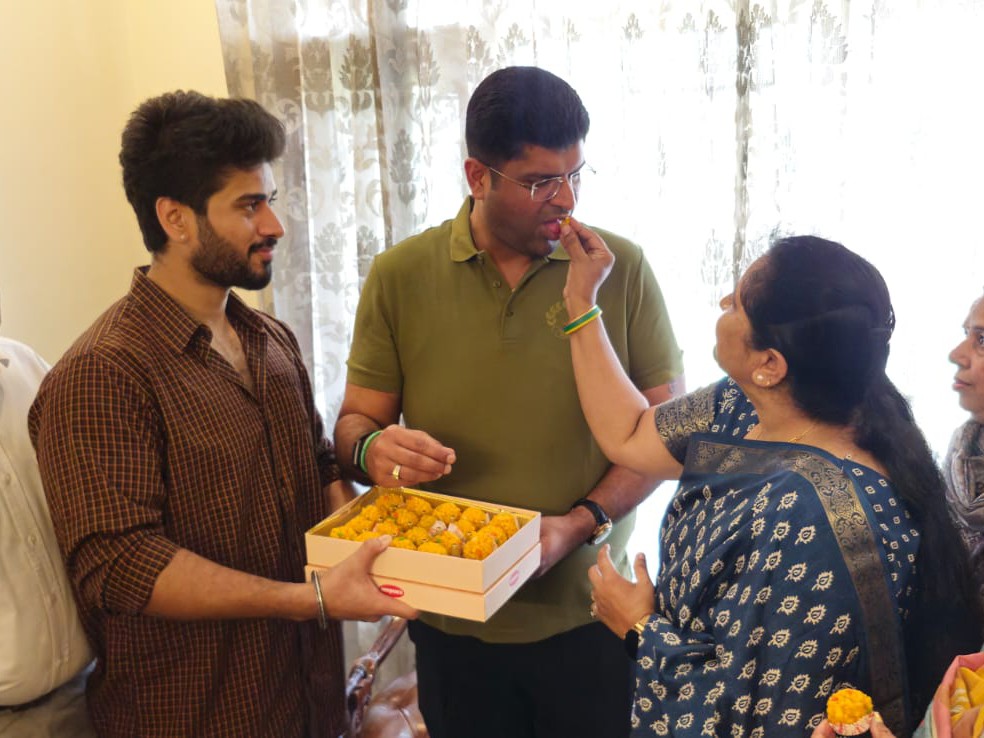 पूर्व डिप्टी सीएम काे मिठाई खिलाते हुए जजपा के नए पदाधिकारी।