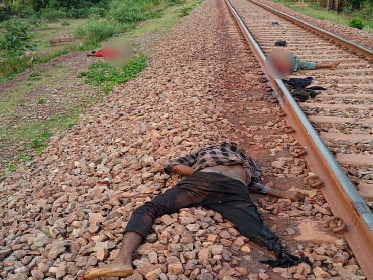 ट्रेन से कटकर युवकों के शरीर के कई हिस्से हो गए, जो ट्रैक के आसपास पड़े मिले।