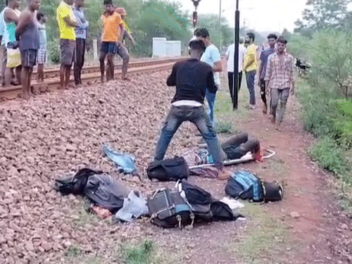 कुल 11 मजदूर ट्रैक के रास्ते पैदल जा रहे थे। थकावट के कारण 4 मजदूर पटरी पर ही सो गए थे। - Dainik Bhaskar