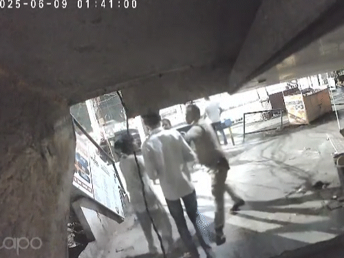 इस घटना को सिमरन का एम्पलाई रिकॉर्ड कर रहा था। सिपाही के फोन छीनकर जाने के बाद सिमरन के एम्पलाई को ड्रेस में आए पुलिस वाले थप्पड़ जड़ा और उसका भी फोन छीन लिया।