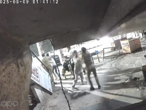 सिमरन के एम्पलाई को पुरुष और सिमरन को महिला सिपाही जबरदस्ती कार में बैठाने के लिए ले जाने लगे। सुमिरन ने इसका विरोध किया। सभी लोग प्राइवेट कार से आए थे।