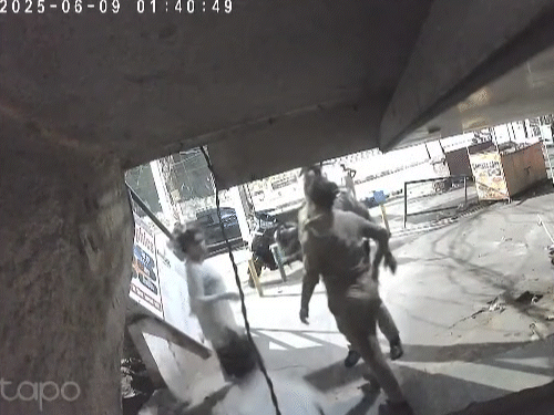 काफी देर तक सुमिरन से बहस होती रही। पुलिस वाले उसका फोन छीनने में लगे थे। सिमरन ने बताया- सिविल ड्रेस में आए हट्टे-कट्टे सिपाही ने उसे जबरदस्ती पकड़कर फोन छीन लिया।