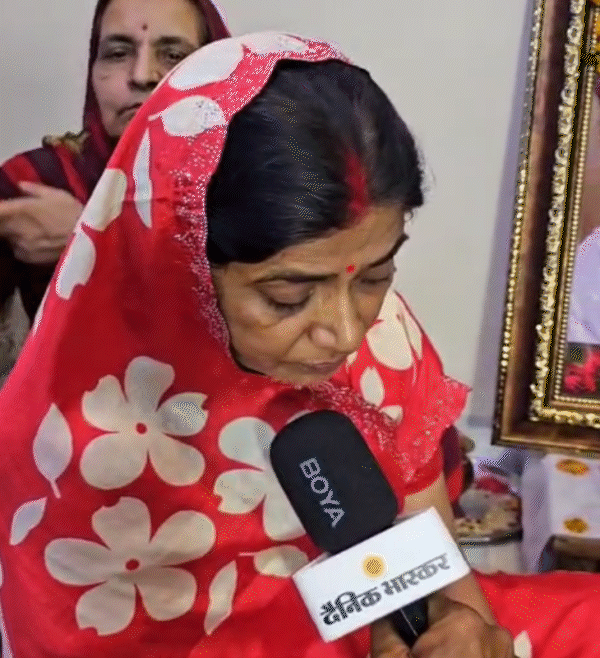 सोनम म्हणाली होती- बघा नवऱ्याचे काय हाल करते: राजाची आई म्हणाली- सोनमची प्रॉपर्टीवर नजर, तिला राजसोबत राहायचे होते सोनमने हे सर्व राज कुशवाहासाठी केल्याचे राजाची आई उमा रघुवंशी यांनी दैनिक भास्करला सांगितले.