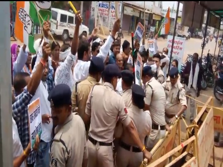 कांग्रेस के प्रदर्शन में झड़प की स्थिति भी बनी।