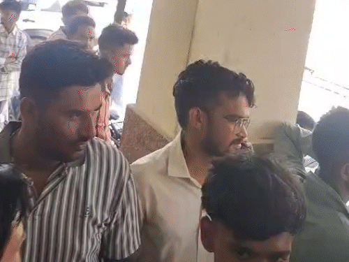 टोंक के सआदत अस्पताल के बाहर लोगों की भारी भीड़ इकट्‌ठा हो गई थी।