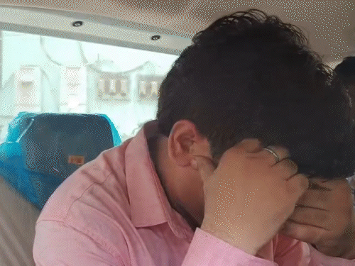 रायपुर में ACB ने गिरफ्तारी की, इस दौरान मुंह छिपाते दिखा क्लर्क दीपक शर्मा