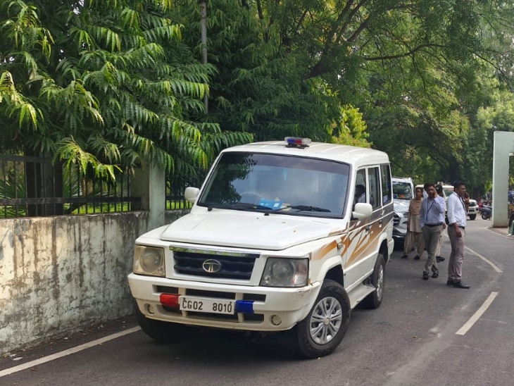 रायपुर के रविशंकर यूनिवर्सिटी कैंपस से क्लर्क को पकड़ा गया।