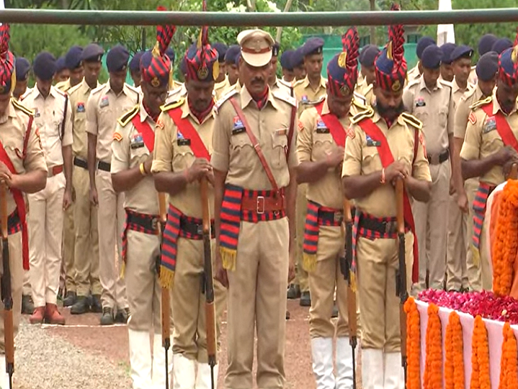 माना पुलिस बटालियन में शहीद आकाश राव गिरिपुंजे को गार्ड ऑफ ऑनर दिया गया।