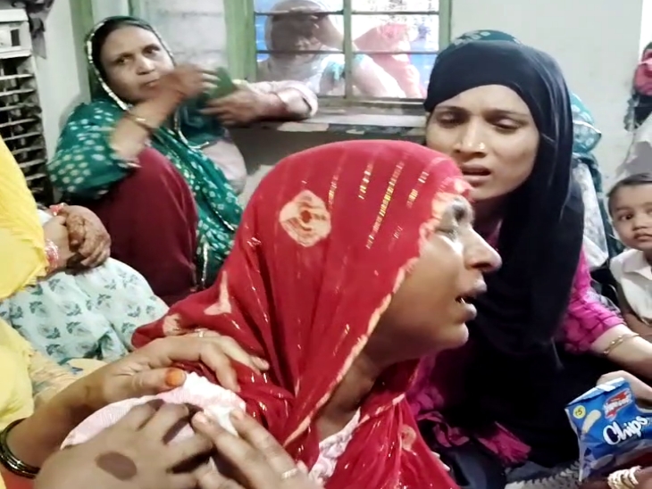 बेटे और परिवार के ही 6 लोगों की मौत के बाद मातमी माहौल में बिलखती हुई रिजवान की मां।