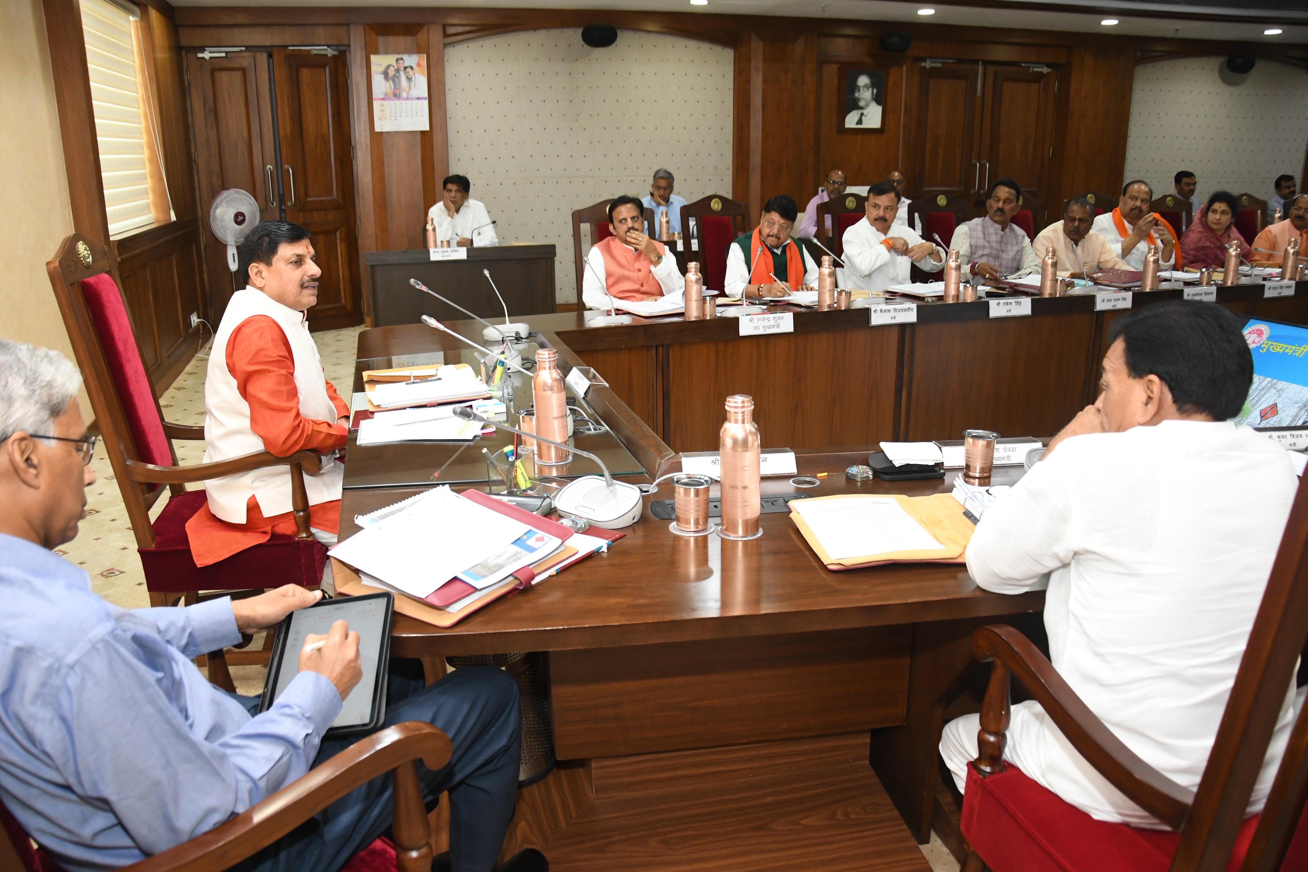 कैबिनेट की बैठक में मंत्रियों से चर्चा करते मुख्यमंत्री डॉ. मोहन यादव।