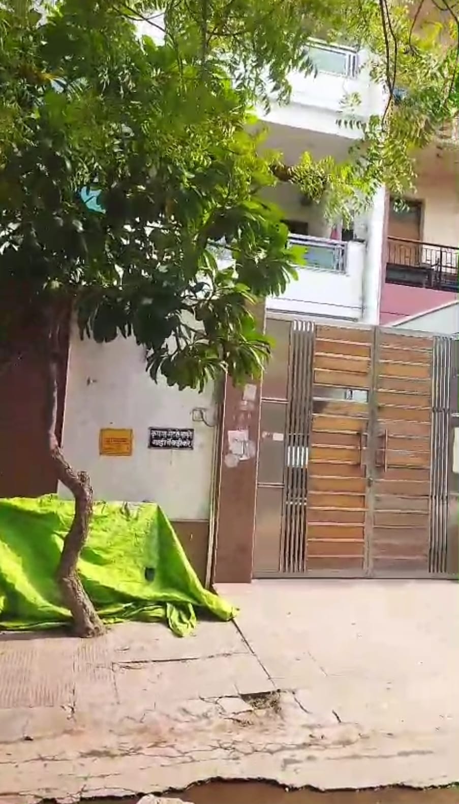 कारोबारी का घर बंद है