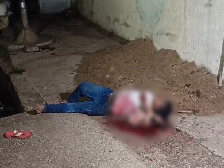 खून से लथपथ जमीन पर पड़ा शव, प्रॉपर्टी को लेकर विवाद में भाई की हत्या की गई।