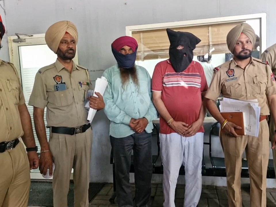 पुलिस की गिरफ्त में आरोपी सुरजीत सिंह और महिमा सिंह। - Dainik Bhaskar
