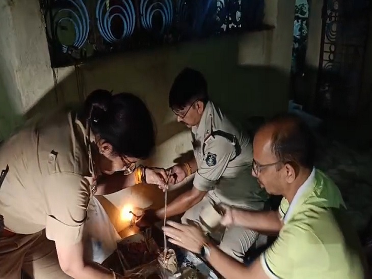 फोरेंसिक की टीम और छावनी पुलिस एविडेंस कलेक्ट करते हुए