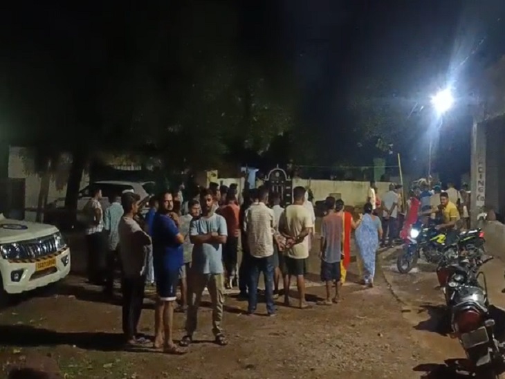 घर के बाहर लगी लोगों की भीड़ और वहां मौजूद पुलिसवाले।