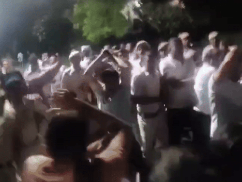 हिसार स्थित एचएयू में देर रात वीसी आवास के बाहर धरने पर बैठे स्टूडेंट्स पर सिक्योरिटी गार्ड्स ने लाठीचार्ज किया। - Dainik Bhaskar