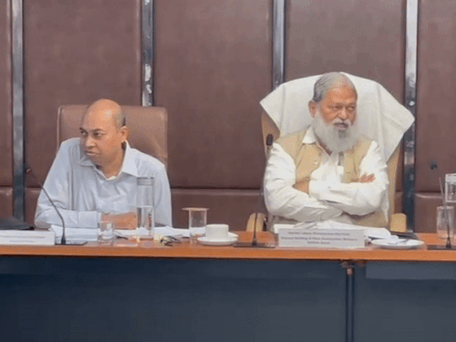 बोर्ड के अफसरों की मीटिंग लेते मंत्री अनिल विज। - फाइल फोटो