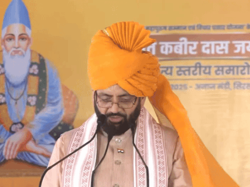 सिरसा में संत कबीर जयंती समारोह में लोगों को संबोधित करते हुए सीएम नायब सैनी। - Dainik Bhaskar