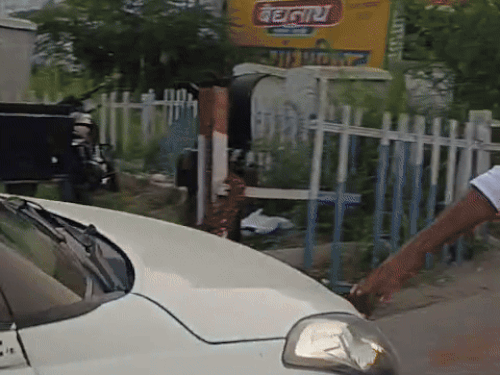 पुलिसकर्मी पर कार चढ़ाने की कोशिश करता स्विफ्ट कार का ड्राइवर। - Dainik Bhaskar